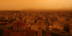 Ateny spowite pomarańczowym pyłem. Lokalne władze ostrzegają