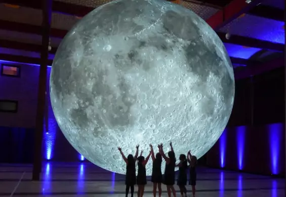 Gigantyczny model Księżyca w Centrum Nauki Kopernik. Dotknij Srebrnego Globu w Dzień Dziecka