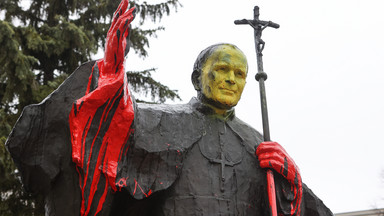Pomnik Jana Pawła II oblany farbą. Na cokole został napis [ZDJĘCIA]