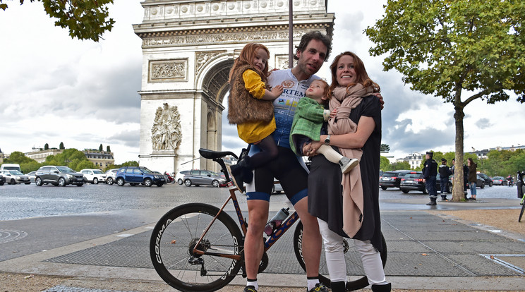 Az angol biciklis, Mark Beaumont és családja Párizsban, miután a férfi rekordidő alatt körbebiciklizte a Földet /Fotó: AFP