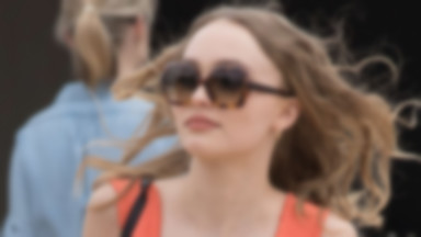 Cannes 2017: Lily-Rose Depp w kreacji z bardzo głębokim dekoltem. I jeszcze te buty...