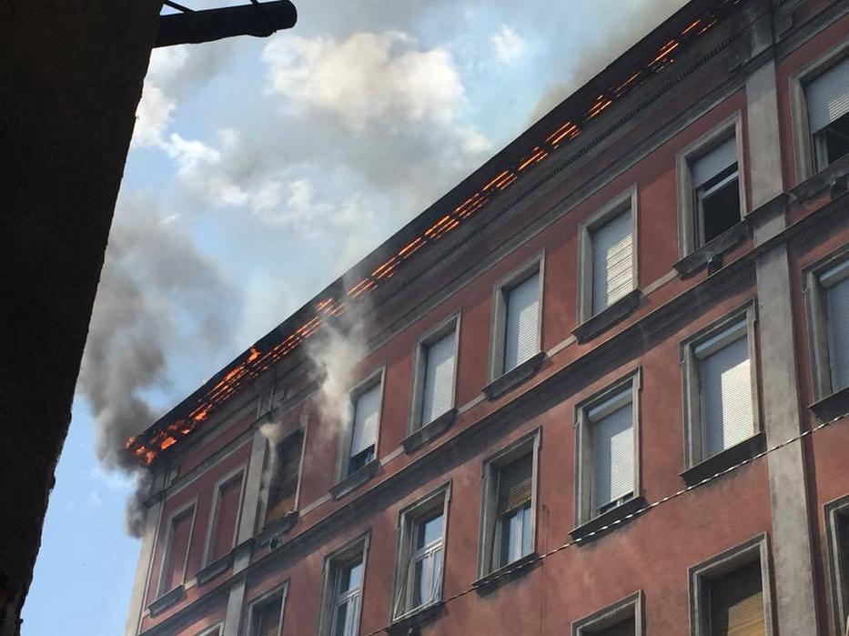 Megrázó videó: Hatalmas tűz van Budapesten egy ötszintes házban