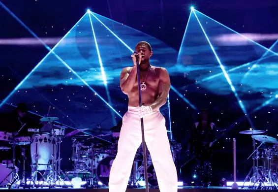Usher na Super Bowl. Muzyk upchnął 30 lat pracy w 13 minut