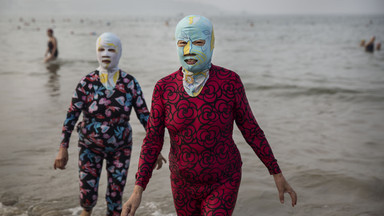 Dziwna moda na plażach w Chinach? Dla wielu ten strój jest niezbędny