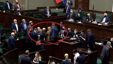 Kłótnia w Sejmie. Posłanka w złotej sukience własnym ciałem zasłoniła Kaczyńskiego
