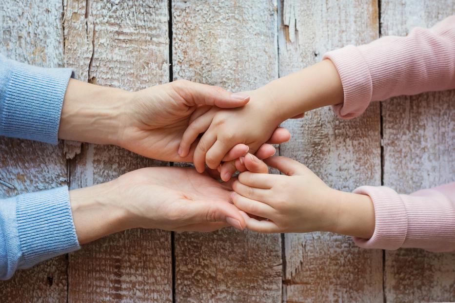 A család az örökbefogadással szó szerint megmentette a kislány életét. Illusztráció, fotó: iStock