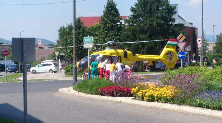 A beteget komplett orvosi 
stáb kísérte a helikopterhez, amellyel másik kórházba vit-
ték