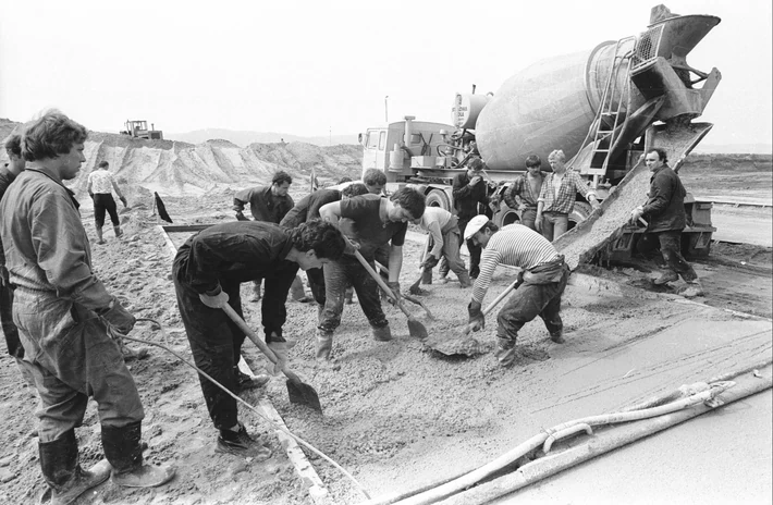budowa betoniarnia robotnicy łopaty studenci ZSRR