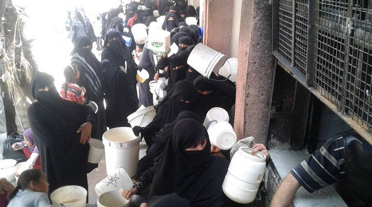 Az asszonyok órákg állnak sorba az ivóvízért/Fotó: AFP
