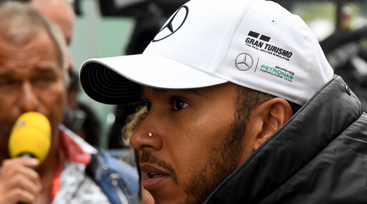 Hamilton nem bánkódott, hiszen régen törte már össze 
az autóját /Fotó: AFP