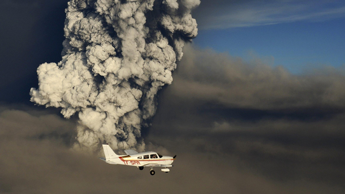 Holenderski przewoźnik lotniczy KLM odwołał w poniedziałek 16 lotów do i z Wielkiej Brytanii z powodu zagrożenia pyłem wulkanicznym po erupcji islandzkiego wulkanu Grimsvotn.