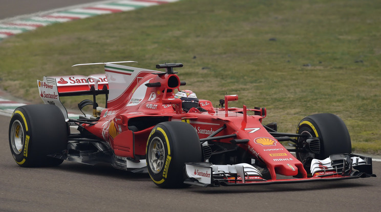 Kimi Räikkönen vezette először az új 
Ferrarit, az SF70H-t/Fotó:MTI