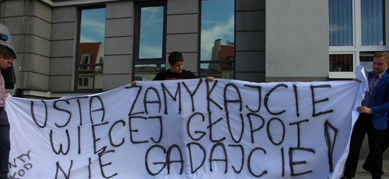 Młodzież Wszechpolska na manifestacji KOD w Białymstoku. Interweniowała policja