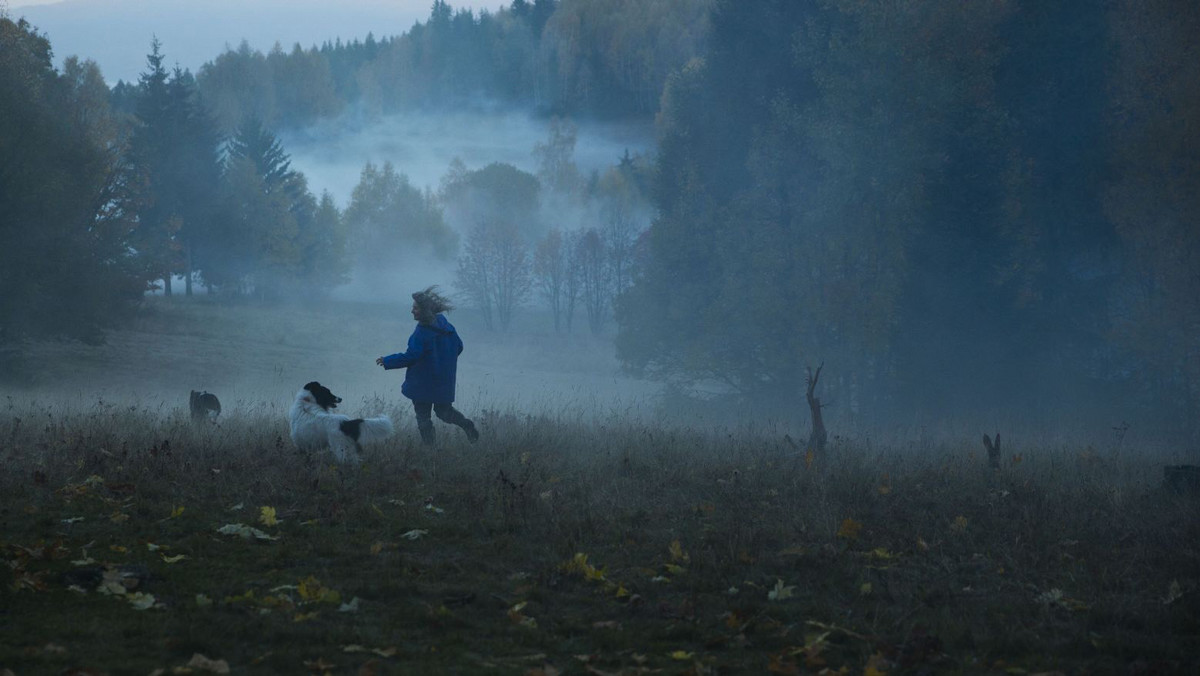 "Pokot", nowy film Agnieszki Holland, znalazł się w Konkursie Głównym 67. Międzynarodowego Festiwalu Filmowego w Berlinie. Scenariusz powstał na motywach głośnej powieści Olgi Tokarczuk – "Prowadź swój pług przez kości umarłych". Przewodniczącym Jury tegorocznego Berlinale będzie Paul Verhoeven.