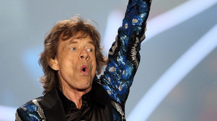 Meglehetősen furcsán néz ki, hogy Jagger dédnagypapaként pelenkát cserél /Fotó: AFP