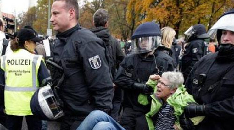 Kemény: Így verték szét a rendőrök a Merkel elleni tüntetés akadályozóit!