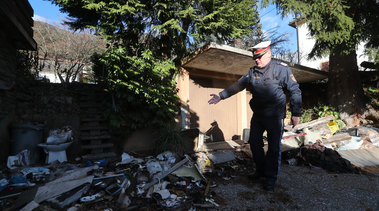 Hermann Kogler rendőrfőnök mutatja az egyik
házat, amit bosszúból
felgyújtott a társaság /Fotó: Weber Zsolt