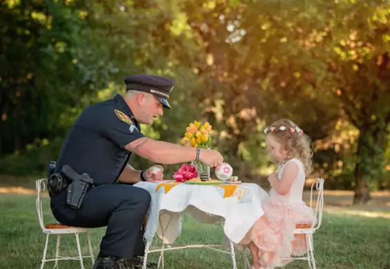 Policjant na przyjęciu z herbatką u 2-latki. Tak dziewczynka podziękowała mu za uratowanie życia