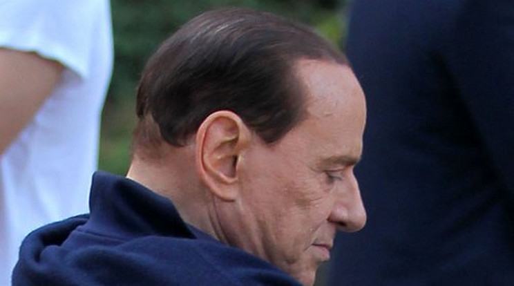Előrecsúszott Berlusconi haja