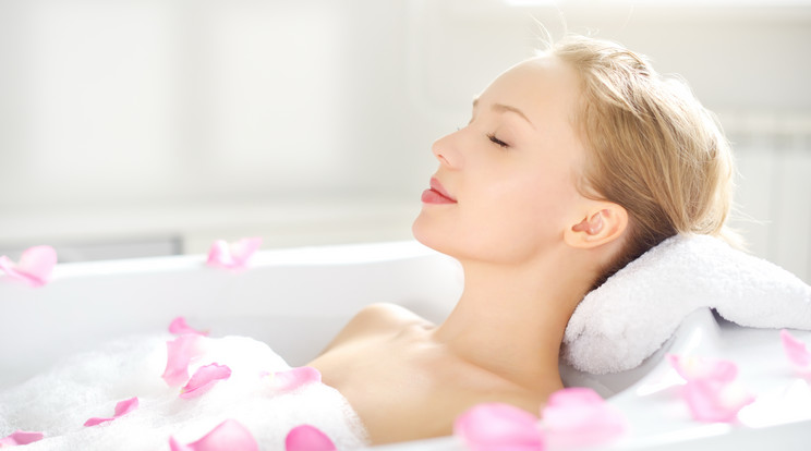 Egy kevés is elég 
a fürdővízbe, hogy
 élvezhessük a testünkre, lelkünkre 
gyakorolt jótékony 
hatását /Fotó: Shutterstock