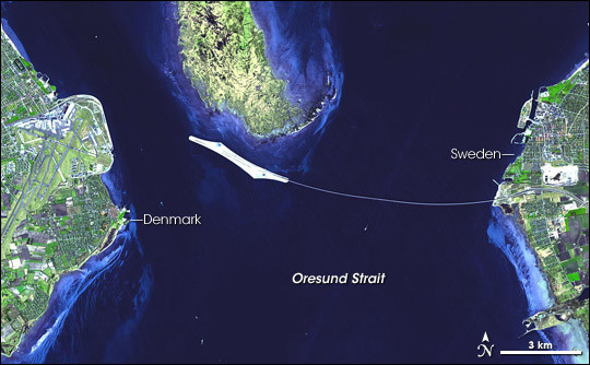 Most Oresund między Danią a Szwecją; autor NASAGSFCMETIERSDACJAROS i U.S.Japan ASTER Science Team. Labels by NASA Earth Observatory newsroom. Wikimedia Commons