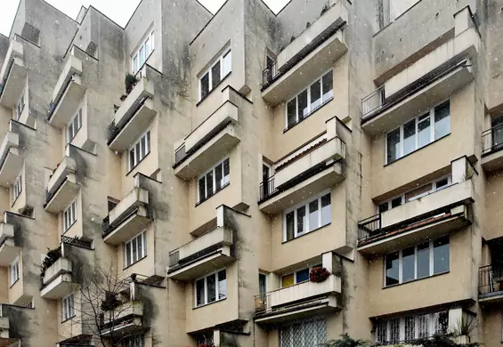 Ten dziwny blok stoi ukryty w Warszawie. To apartamentowiec dla PRL-owskich władz