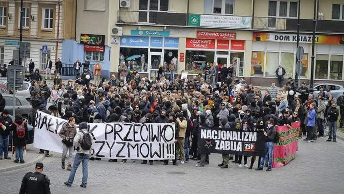 Setki antyfaszystów z całej Polski przyjechały do Białegostoku, aby wyrazić swój sprzeciw wobec ostatnich ataków nacjonalistów w naszym mieście. Kilku łysych młodzieńców próbowało zakłócić manifestację - informuje poranny.pl.