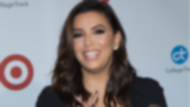 Eva Longoria kusi baaardzo głębokim dekoltem na gali swojej fundacji