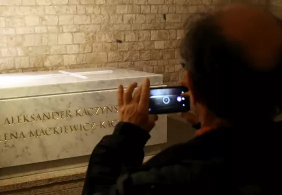 Nowy sarkofag pary prezydenckiej bardziej dostojny, ale z błędem
