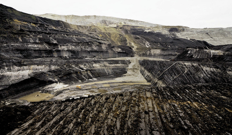 Odkrywkowa kopalnia węgla brunatnego i elektrownia w Bełchatowie, należące do grupy PGE (1). Fot. Bloomberg.
