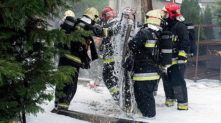 Oltják a tüzet a tűzoltók / Fotó: Winter László tűzoltó zászlós, Fővárosi Katasztrófavédelmi Igazgatóság