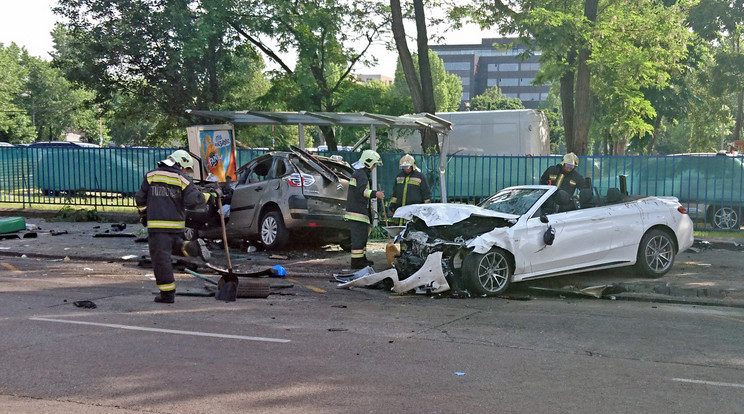 Tavaly májusban egy fehér Mercedes óriási tempóban ütközött egy Citroënnek, amelynek két utasa meghalt  / Fotó: Blikk / RAS archívum