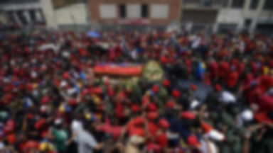 Tłumy na trasie przejazdu trumny ze zwłokami Chaveza
