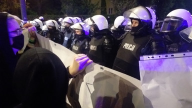 Policjant na proteście złamał rękę 19-latce. "Aż krzyczałam z bólu"