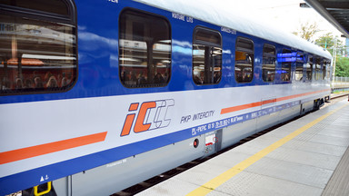 Opóźnienia pociągów. PKP Intercity: "Rekomendujemy rozważenie rezygnacji z podróży"
