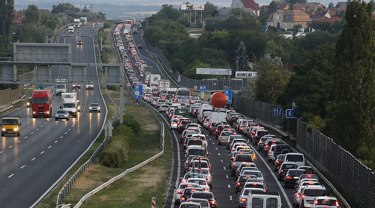 Több kilométeres a torlódás az M1-as autópályán Budapest felé/ Fotó: RAS-archívum