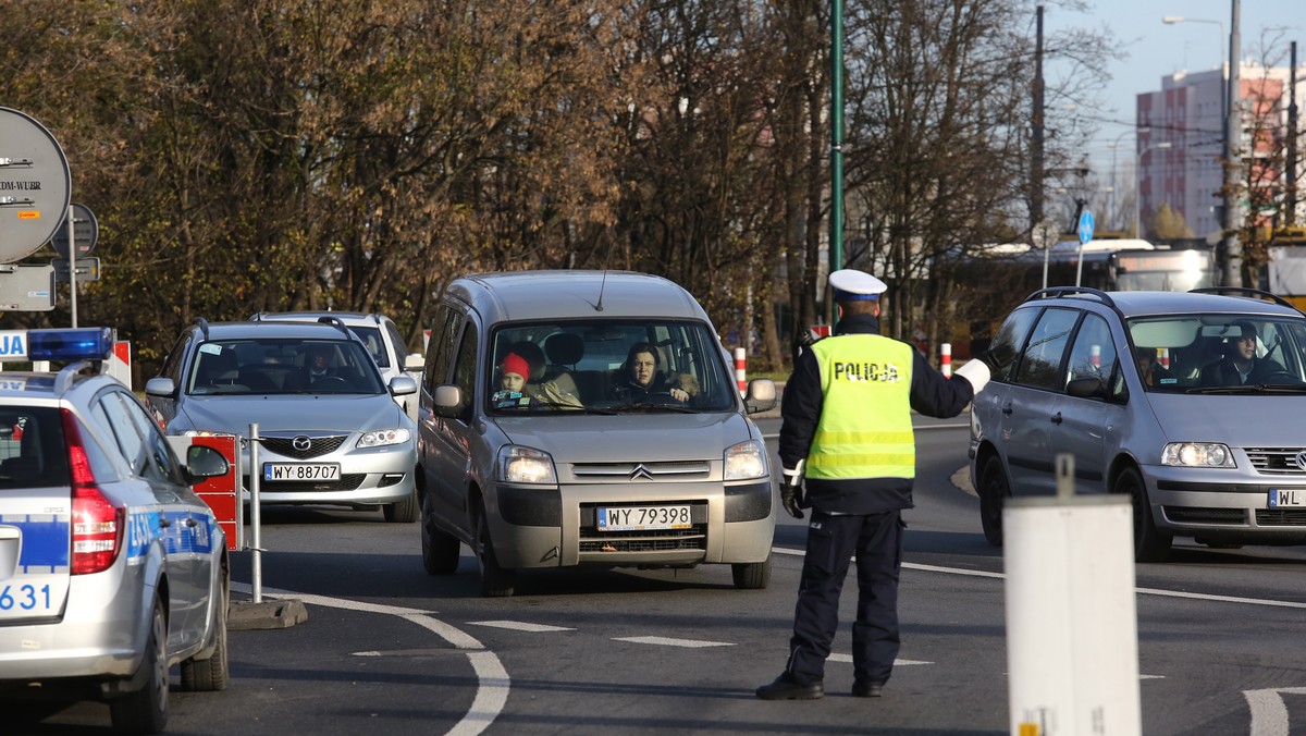 Tylko w Dniu Wszystkich Świętych na polskich drogach doszło do 83 wypadków, w których zginęło sześć osób, a 118 zostało rannych. Bilans akcji "Znicz 2012" jest tragiczny: w ciągu ostatnich dwóch dni w wypadkach zginęło co najmniej 15 osób, a blisko 300 zostało rannych.