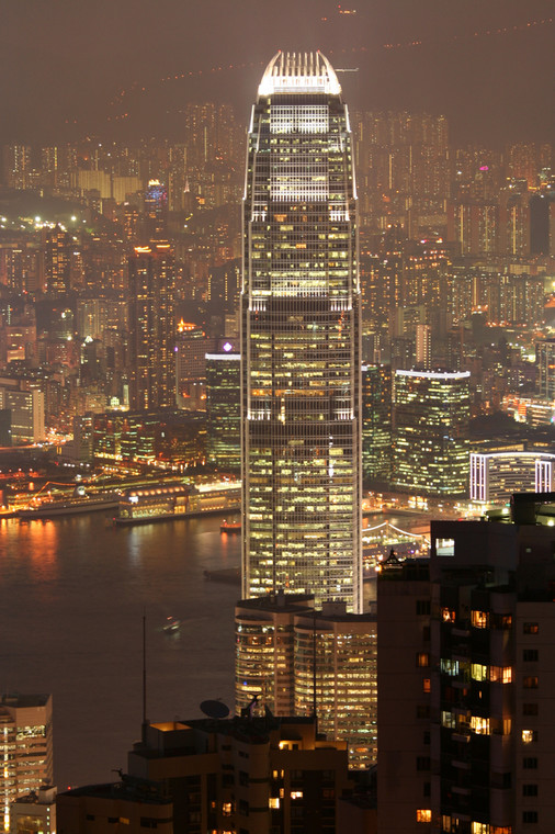 Two International Finance Centre w chińskim Hong Kongu. Wieżowiec ma 415,8 m wysokości, zaś jego budowę zakonczono w 2003 roku.