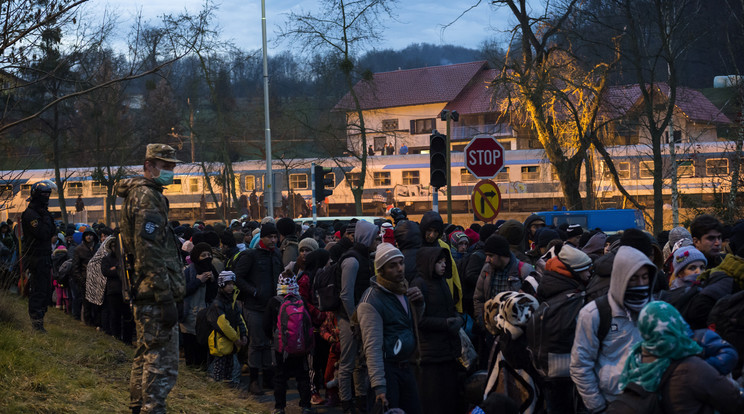 Nem csökken a migránsok áradata, a hideg tél ellenére is tízezrek kelnek útra/Fotó: AFP