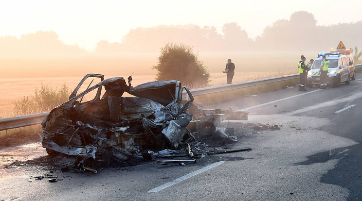 Egy kiégett autó a Calais-i baleset helyszínén / Fotó: MTI