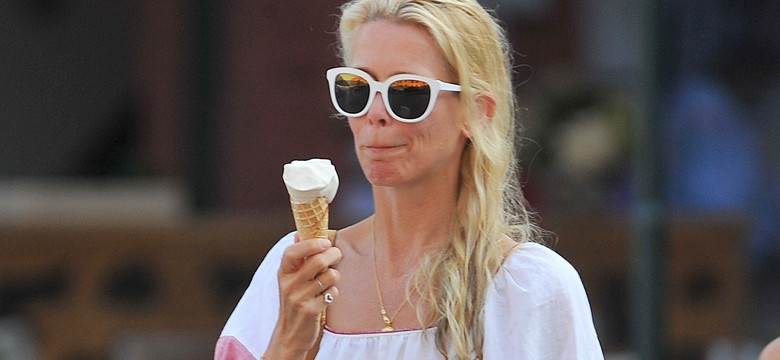 47-letnia Claudia Schiffer zajada się lodami w Portofino. A mąż został w domu...