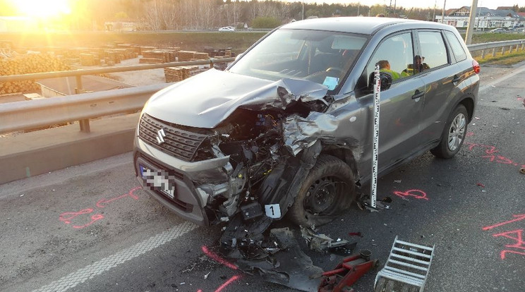 Az ittas sofőr ezt az autót próbálta szabálytalanul előzni / Fotó: Police.hu