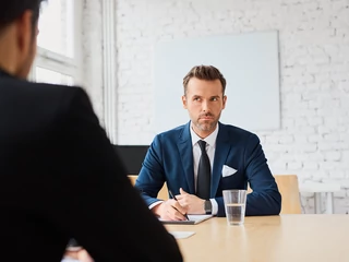 Zazwyczaj, kiedy w końcu top menedżer musi albo chce poszukać pracy na własną rękę, jest tym zestresowany nie mniej niż studenci poszukujący pierwszego zajęcia.