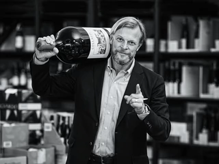 Robert Mielżyński – enolog, właściciel firmy Mielżyński Wine Spirits Specialities, do której należą cztery lokale łączące w sobie bar, restaurację i sklep z winami. Mieszczą się w Warszawie, Poznaniu i Gdańsku