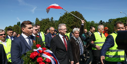 Ambasador Rosji z obstawą na cmentarzu żołnierzy radzieckich. Usłyszał rozpaczliwy krzyk ukraińskich kobiet