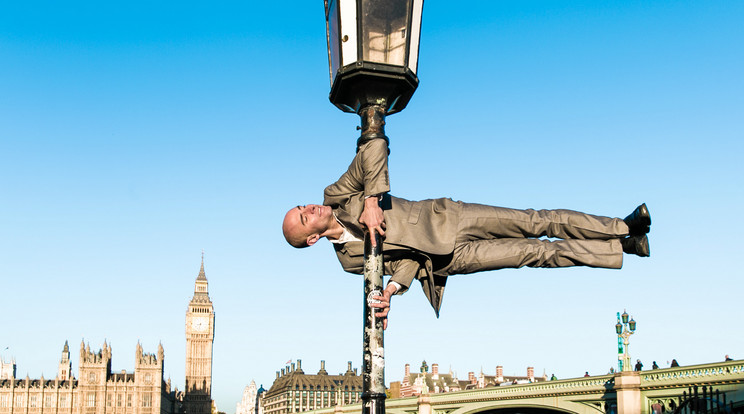 Kristina Kashtanova fotós készítette a sorozatot, melyen atléták szemkáprásztató jógapózokban feszítenek (a képen London, a Big Ben előtt)