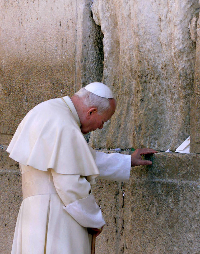 Papież modlący się przy Ścianie Płaczu w Jerozolimie