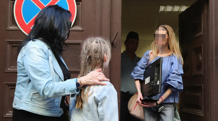 Édesanyja és egyik lánya várta a börtön előtt Rezesovát /Fotó: Weber Zsolt