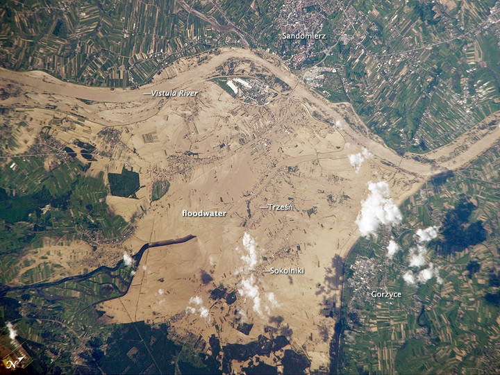 Zdjęcie zalanych terenów gminy Gorzyce i części Sandomierza, zrobione z Międzynarodowej Stacji Kosmicznej