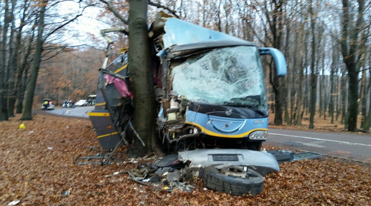 A busz csúnyán összetört a balesetben/Fotó:police.hu